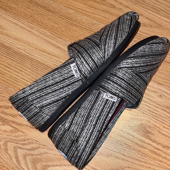 TOMS Silver and black metallic classic shoe Size 7 - Picture 5 of 9